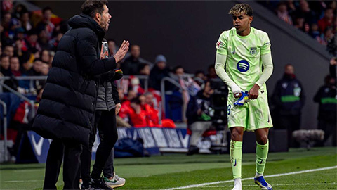 Simone Inzaghi celebrating with his Inter Milan players after beating Barcelona.
